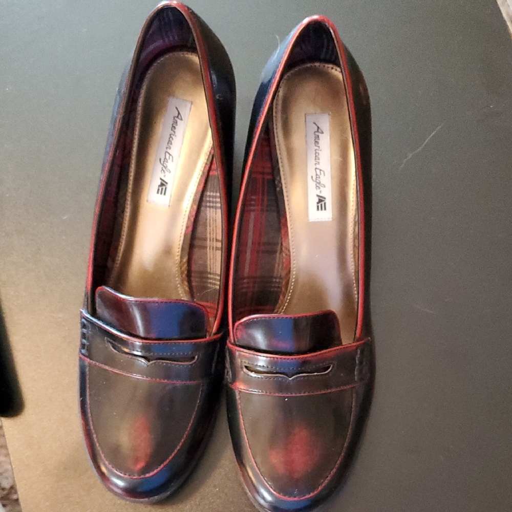 American Eagle Outfitters Black and Red Flats with Classic Loafer Design